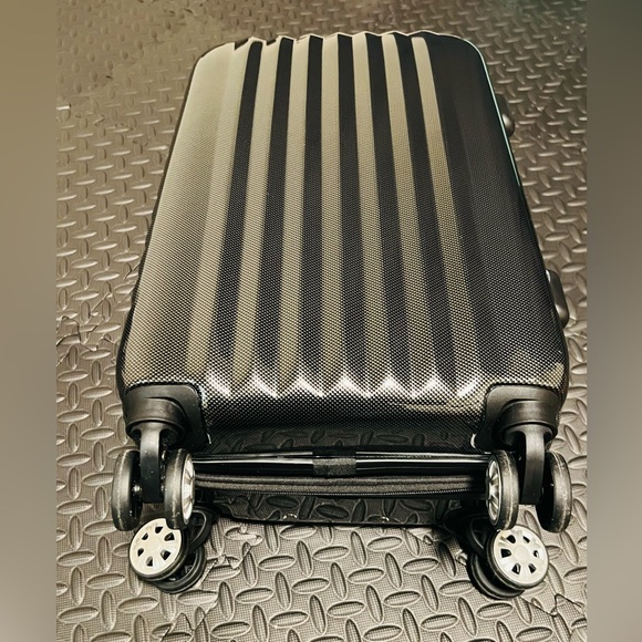 New Rockland Expandable Spinner Wheel Luggage, Carbon, Carry-On 20-Inch - Picture 8 of 13